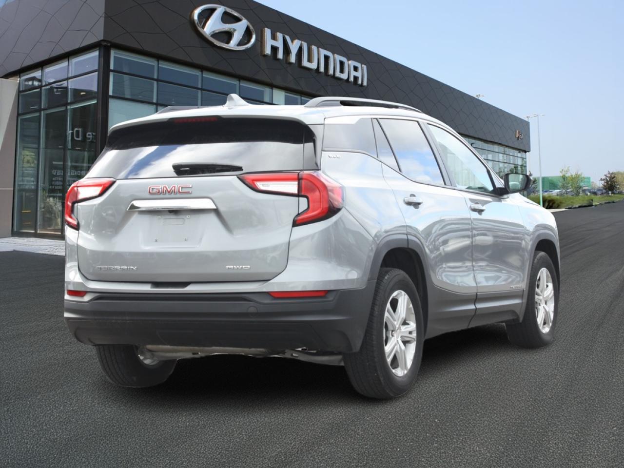 2024 GMC Terrain SLE AWD / Heated Seats / Power Tailgate / Nav Photo