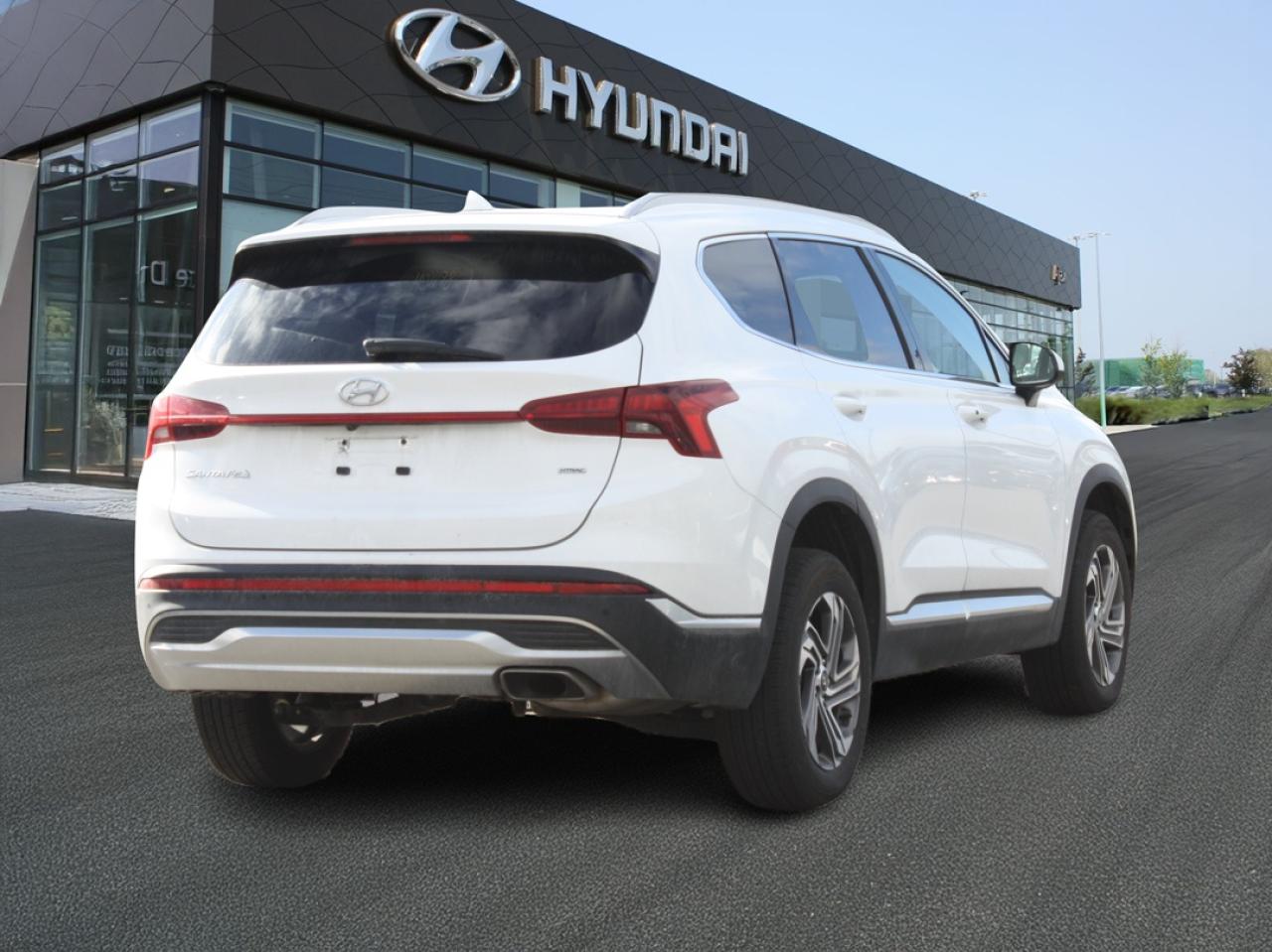 2023 Hyundai Santa Fe Preferred AWD / Heated Seats / Blind Spot / Camera Photo3