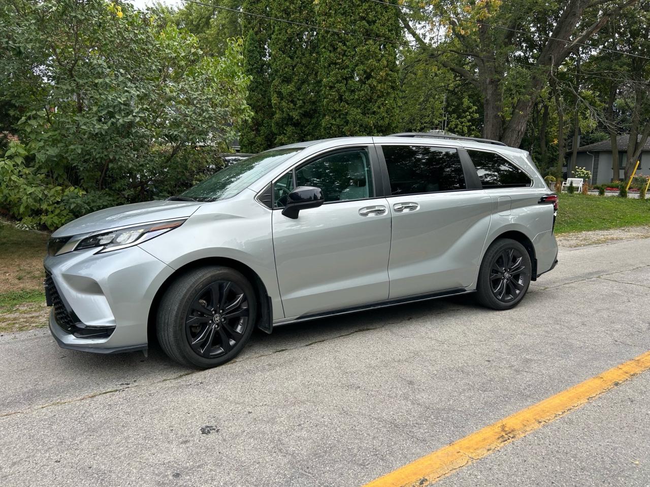 2022 Toyota Sienna LE 8-Passenger FWD Photo0