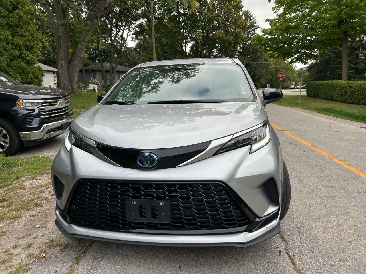2022 Toyota Sienna LE 8-Passenger FWD Photo2
