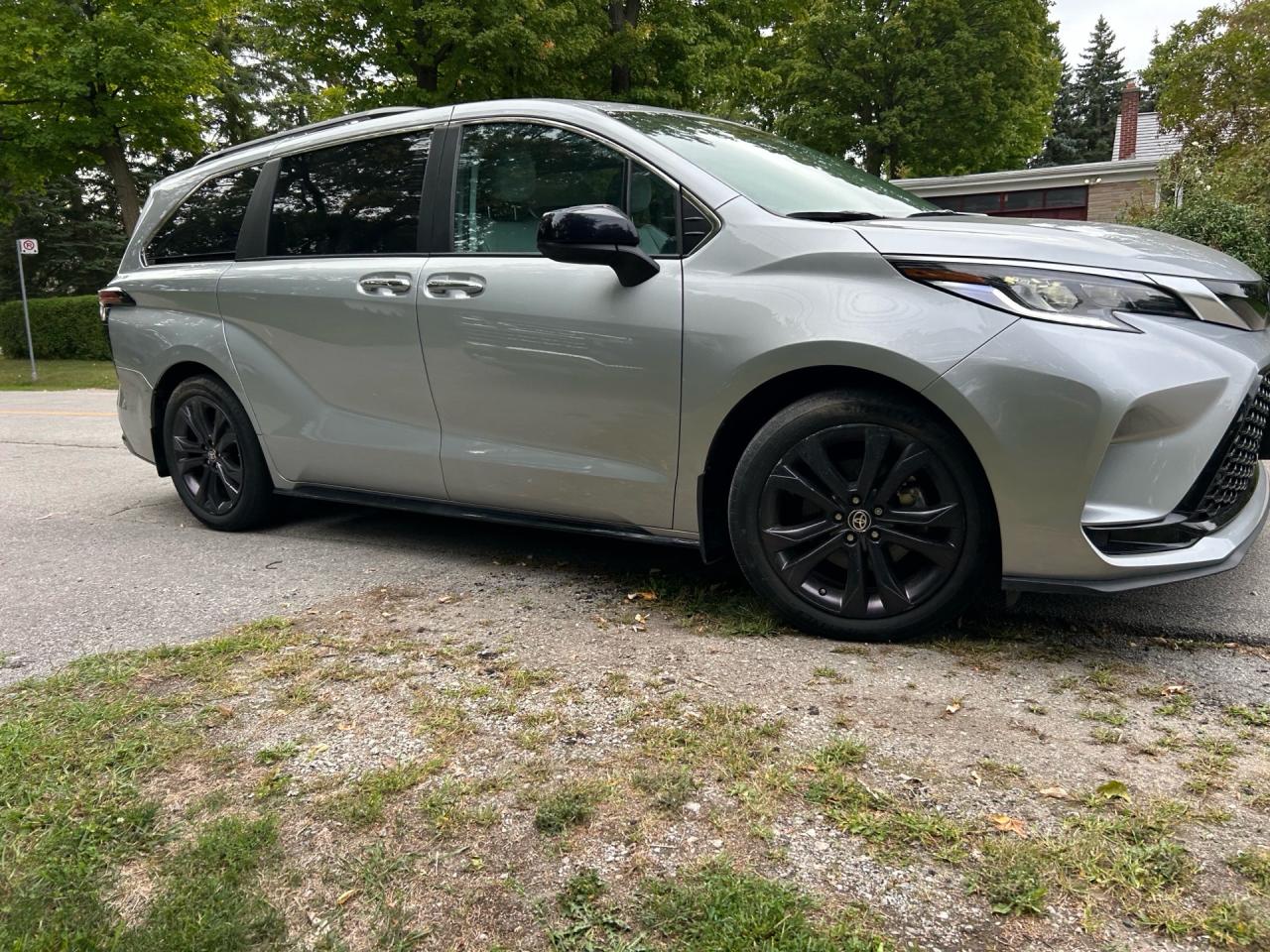 2022 Toyota Sienna LE 8-Passenger FWD Photo