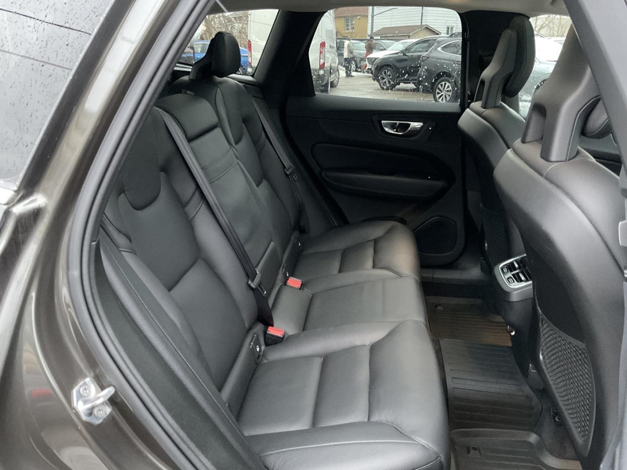 2018 Volvo XC60 T6 Momentum AWD - LTHR! NAV! 360 CAM! BSM! PANO RO Photo