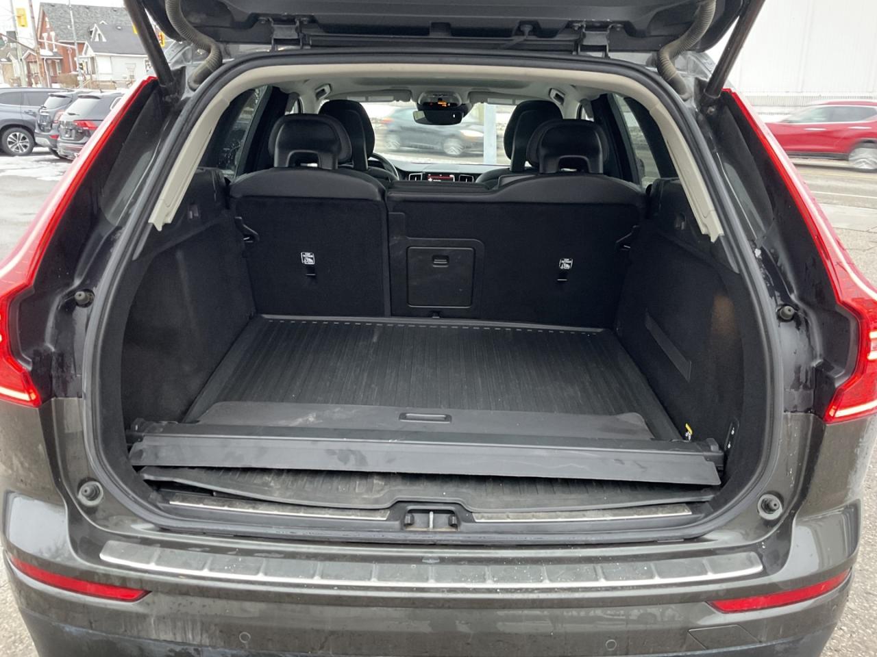 2018 Volvo XC60 T6 Momentum AWD - LTHR! NAV! 360 CAM! BSM! PANO RO Photo