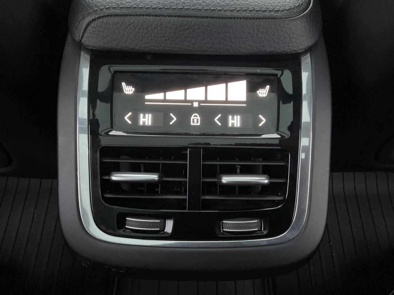 2018 Volvo XC60 T6 Momentum AWD - LTHR! NAV! 360 CAM! BSM! PANO RO Photo