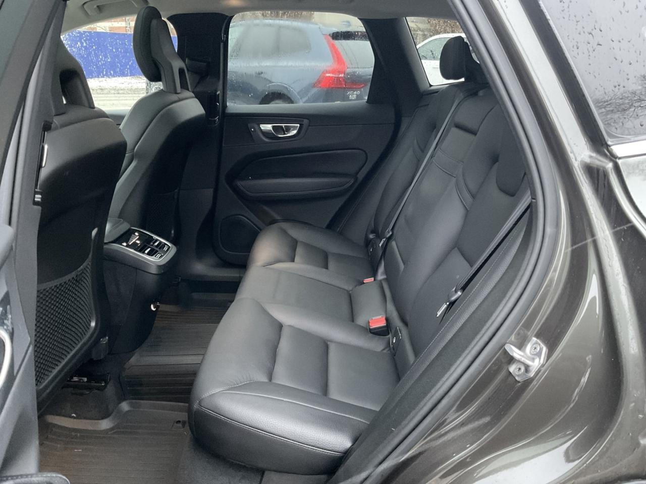 2018 Volvo XC60 T6 Momentum AWD - LTHR! NAV! 360 CAM! BSM! PANO RO Photo