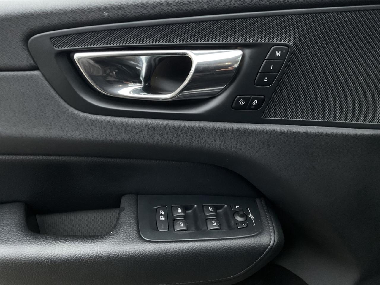 2018 Volvo XC60 T6 Momentum AWD - LTHR! NAV! 360 CAM! BSM! PANO RO Photo