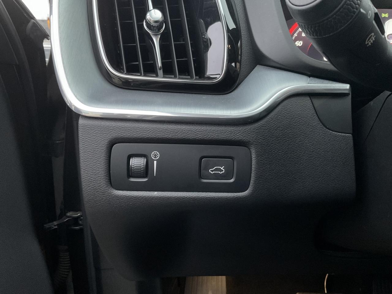 2018 Volvo XC60 T6 Momentum AWD - LTHR! NAV! 360 CAM! BSM! PANO RO Photo