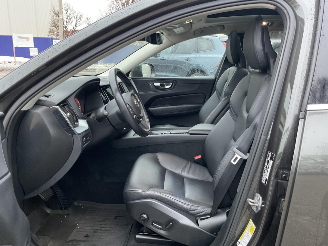 2018 Volvo XC60 T6 Momentum AWD - LTHR! NAV! 360 CAM! BSM! PANO RO Photo