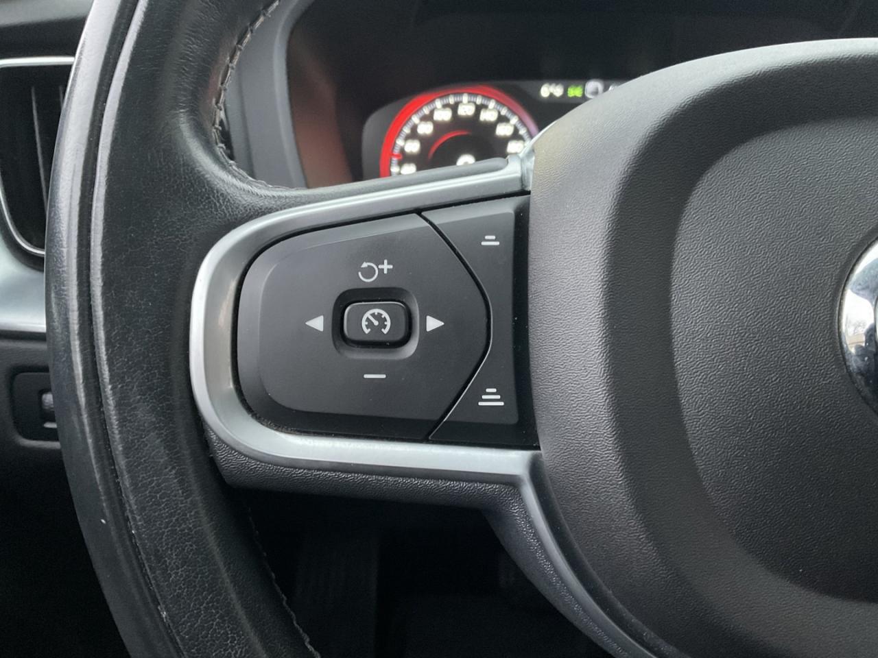 2018 Volvo XC60 T6 Momentum AWD - LTHR! NAV! 360 CAM! BSM! PANO RO Photo