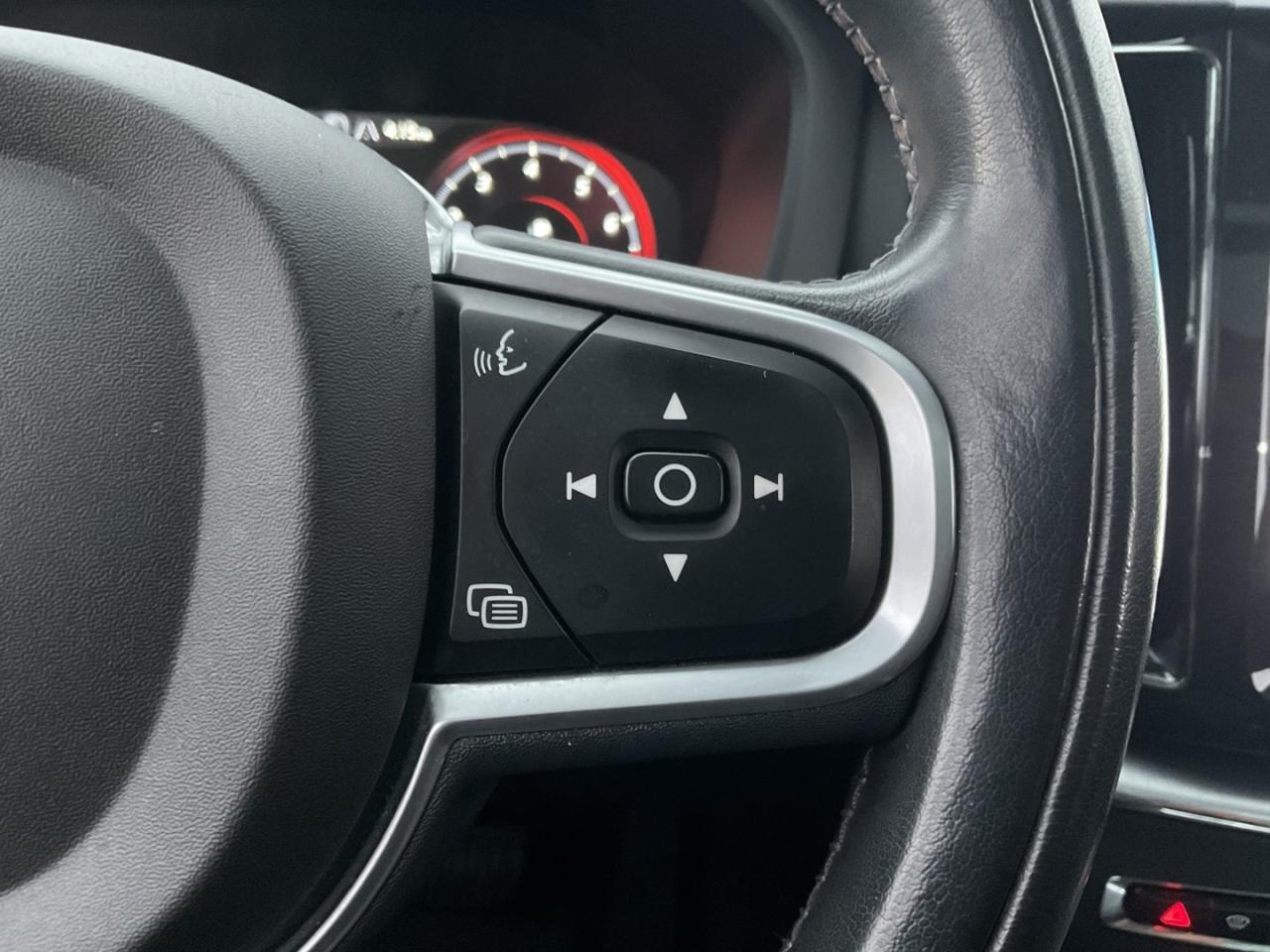 2018 Volvo XC60 T6 Momentum AWD - LTHR! NAV! 360 CAM! BSM! PANO RO Photo