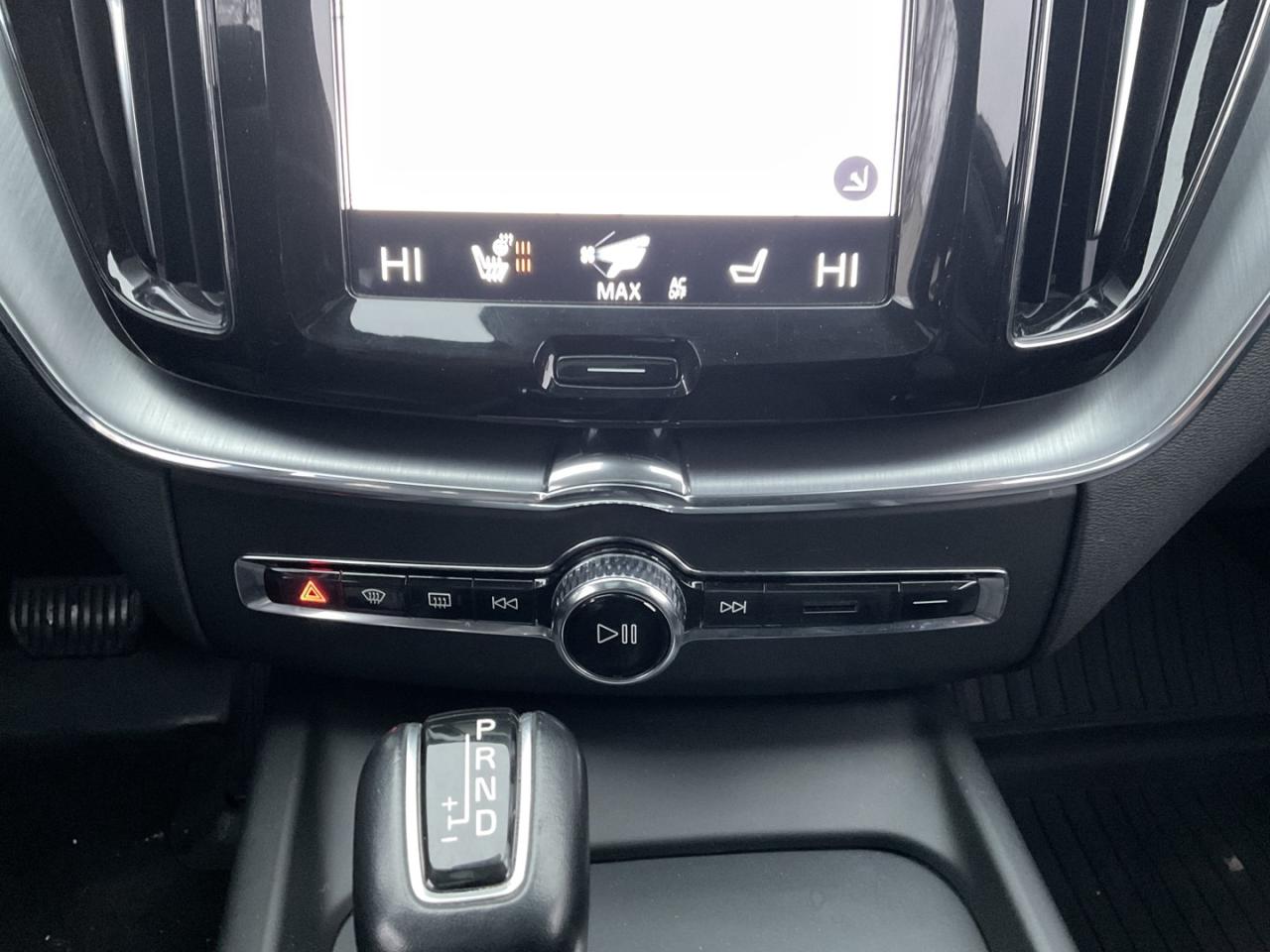 2018 Volvo XC60 T6 Momentum AWD - LTHR! NAV! 360 CAM! BSM! PANO RO Photo