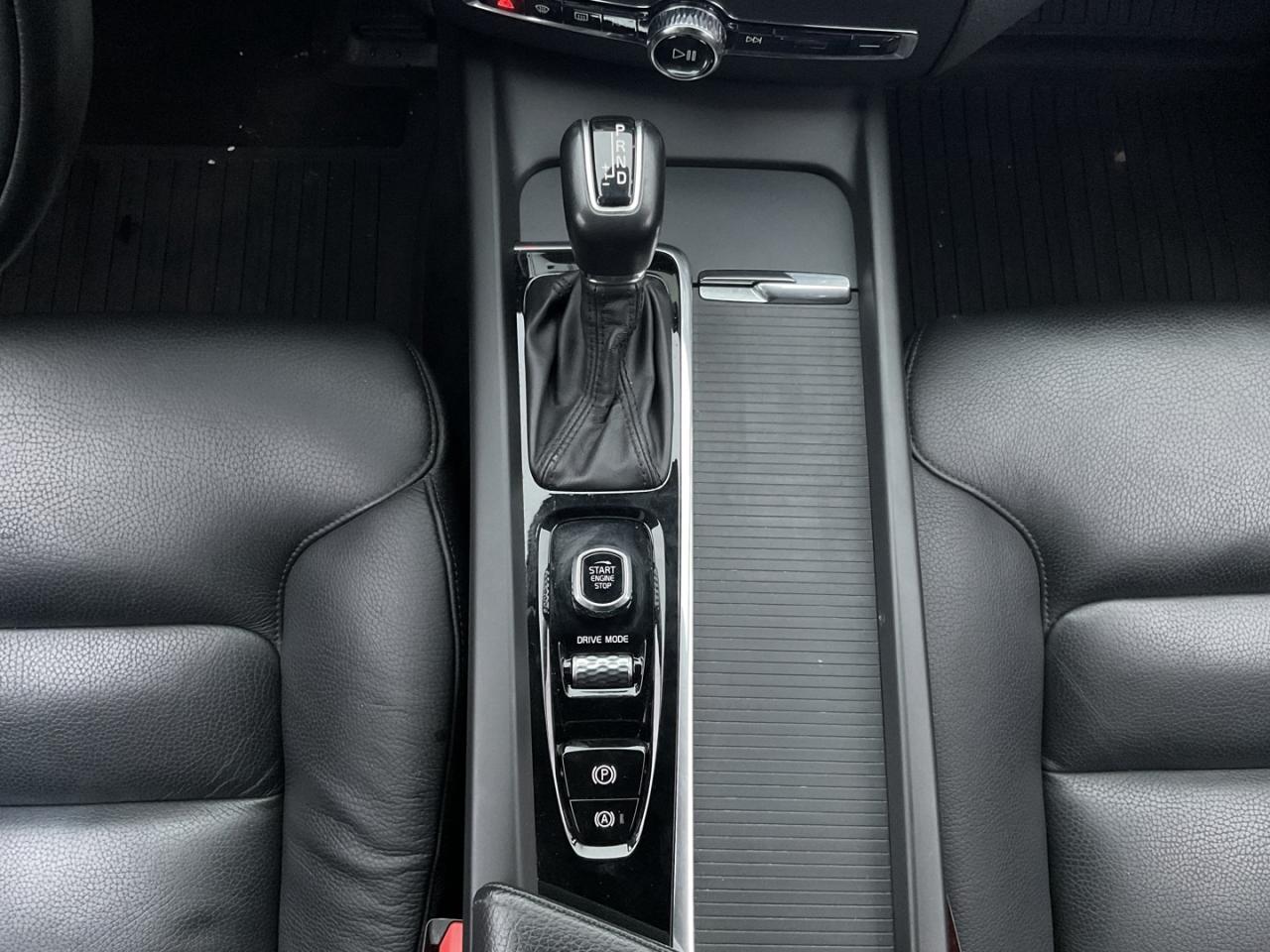 2018 Volvo XC60 T6 Momentum AWD - LTHR! NAV! 360 CAM! BSM! PANO RO Photo