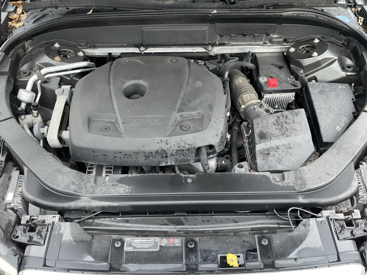 2018 Volvo XC60 T6 Momentum AWD - LTHR! NAV! 360 CAM! BSM! PANO RO Photo