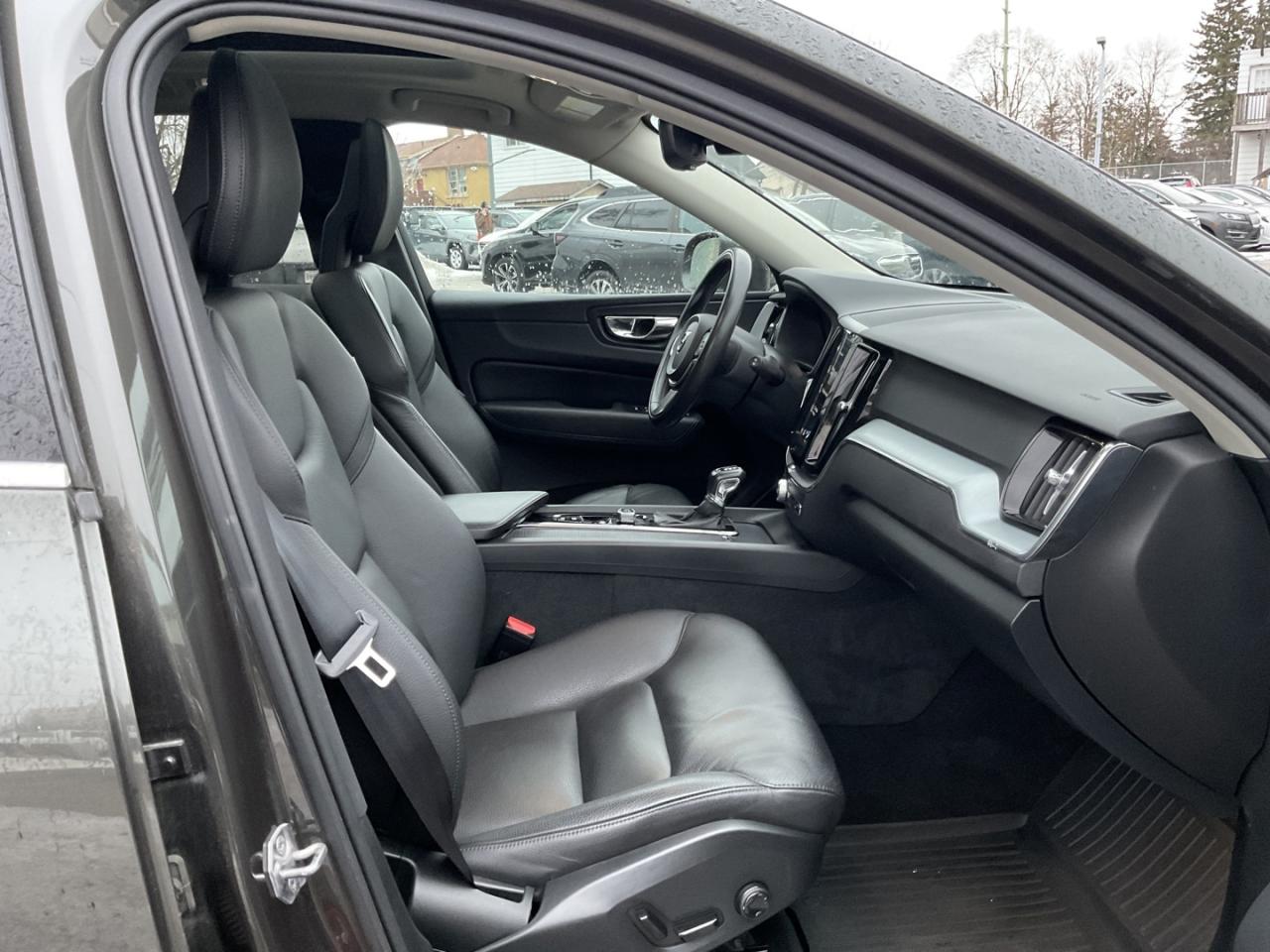 2018 Volvo XC60 T6 Momentum AWD - LTHR! NAV! 360 CAM! BSM! PANO RO Photo