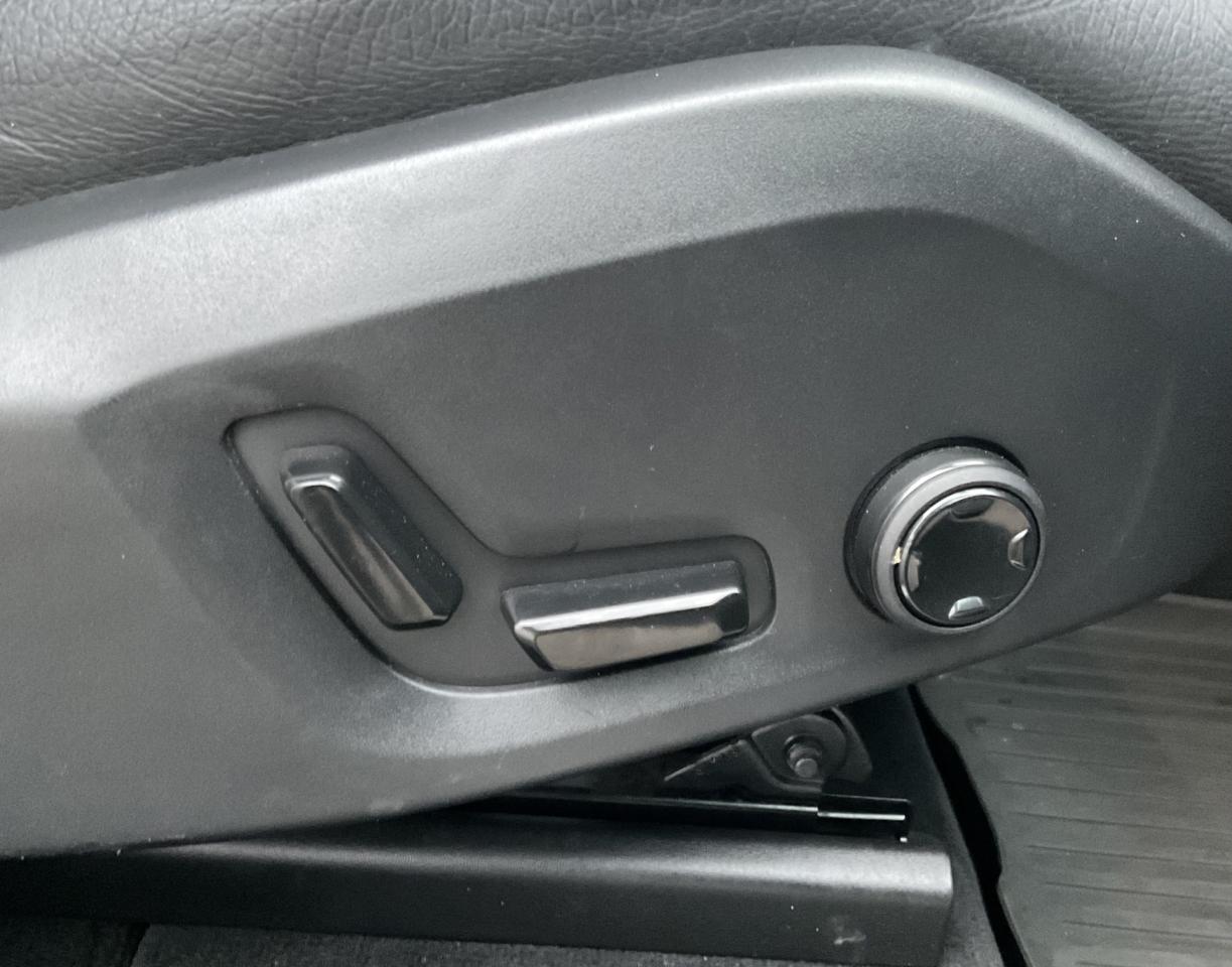 2018 Volvo XC60 T6 Momentum AWD - LTHR! NAV! 360 CAM! BSM! PANO RO Photo