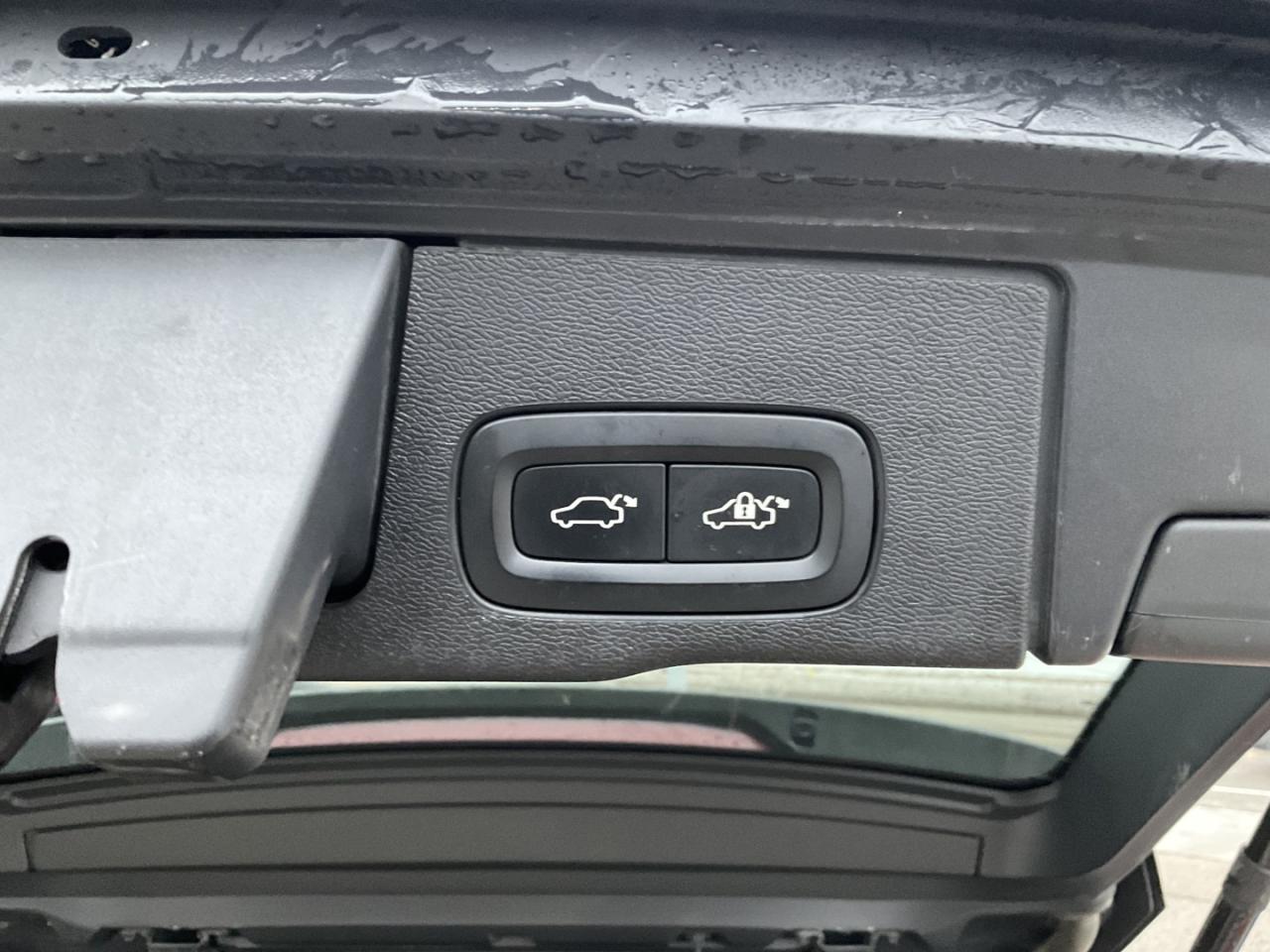 2018 Volvo XC60 T6 Momentum AWD - LTHR! NAV! 360 CAM! BSM! PANO RO Photo