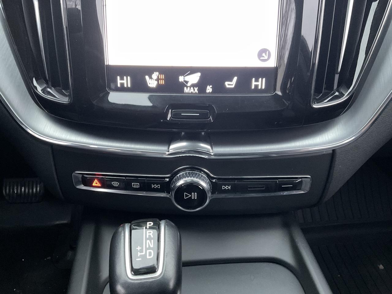 2018 Volvo XC60 T6 Momentum AWD - LTHR! NAV! 360 CAM! BSM! PANO RO Photo
