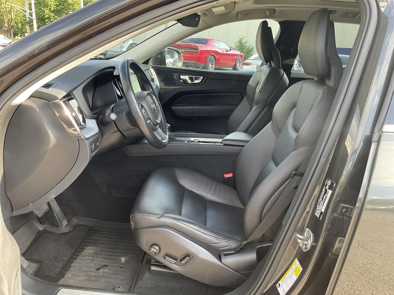 2018 Volvo XC60 T6 Momentum AWD - LTHR! NAV! 360 CAM! BSM! PANO RO Photo
