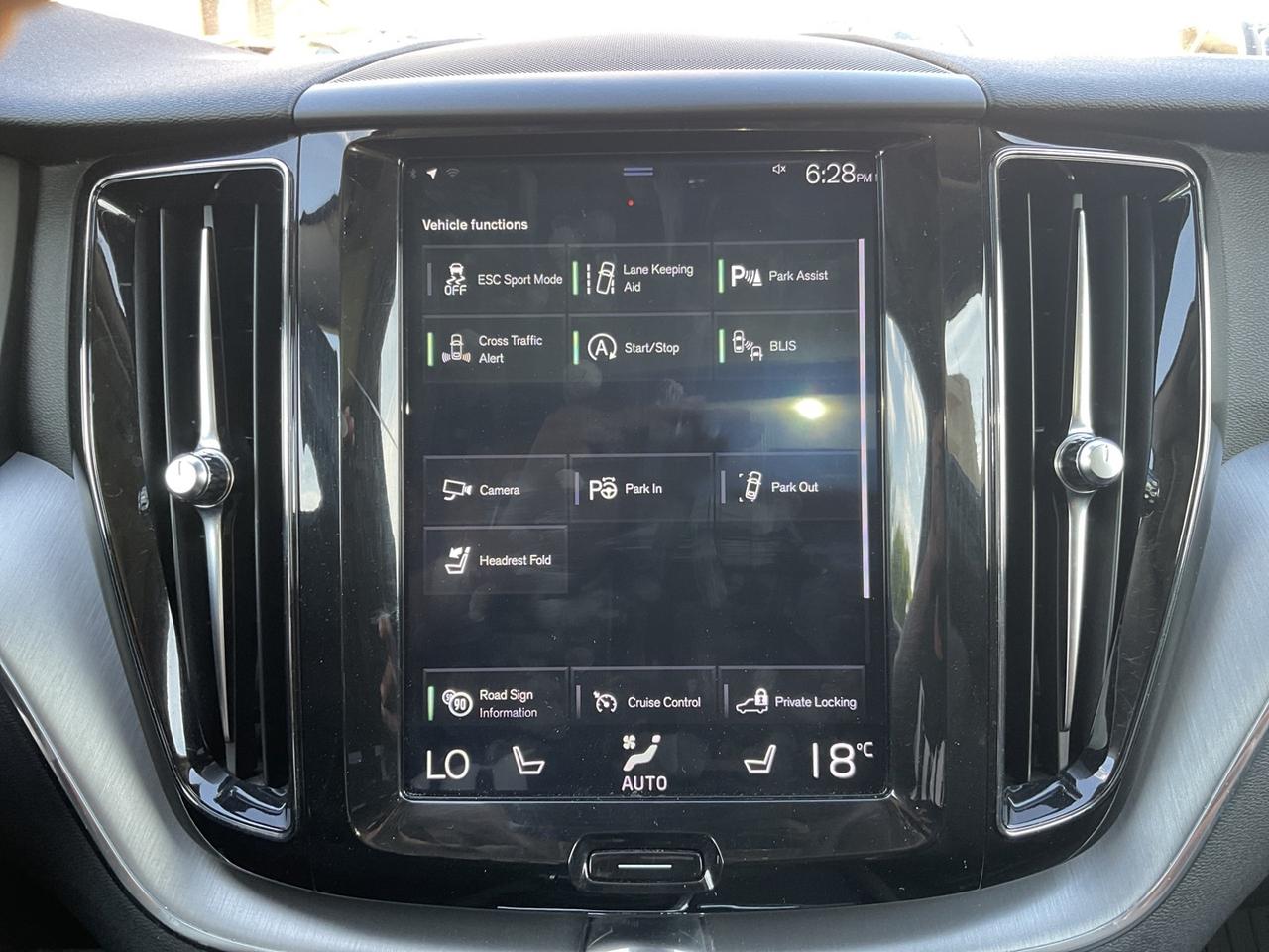2018 Volvo XC60 T6 Momentum AWD - LTHR! NAV! 360 CAM! BSM! PANO RO Photo