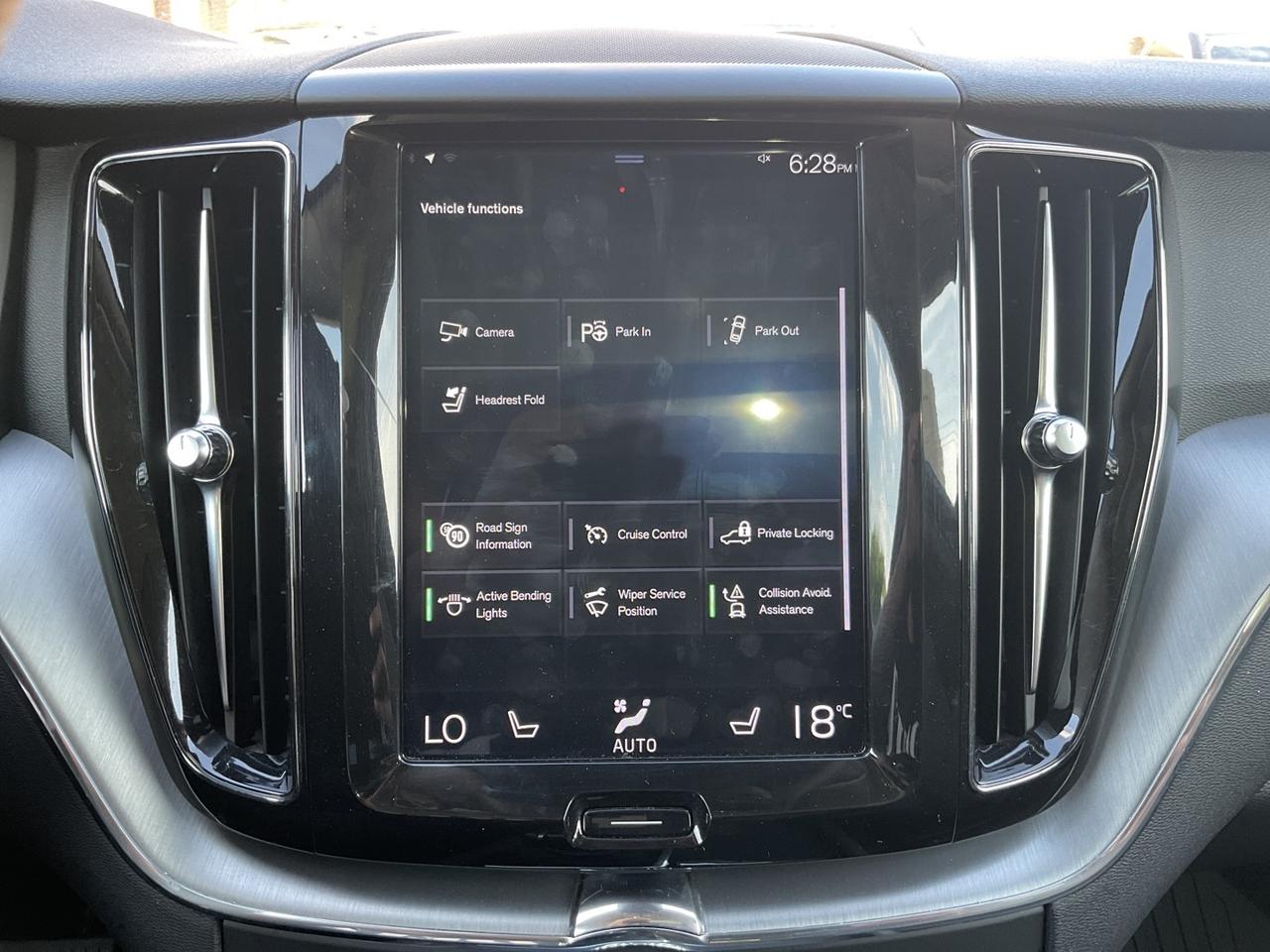 2018 Volvo XC60 T6 Momentum AWD - LTHR! NAV! 360 CAM! BSM! PANO RO Photo