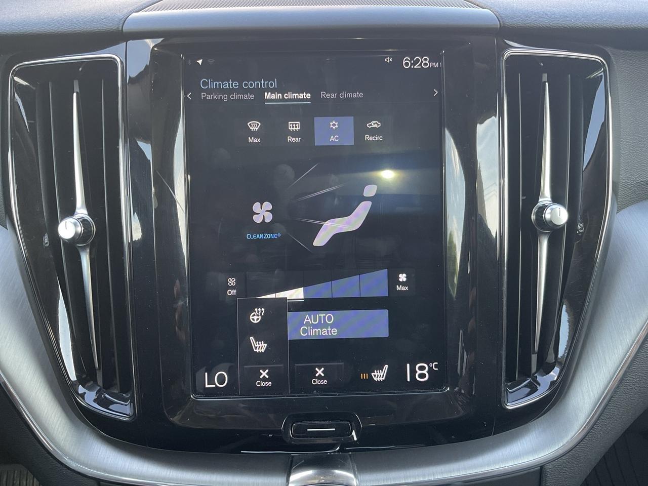 2018 Volvo XC60 T6 Momentum AWD - LTHR! NAV! 360 CAM! BSM! PANO RO Photo