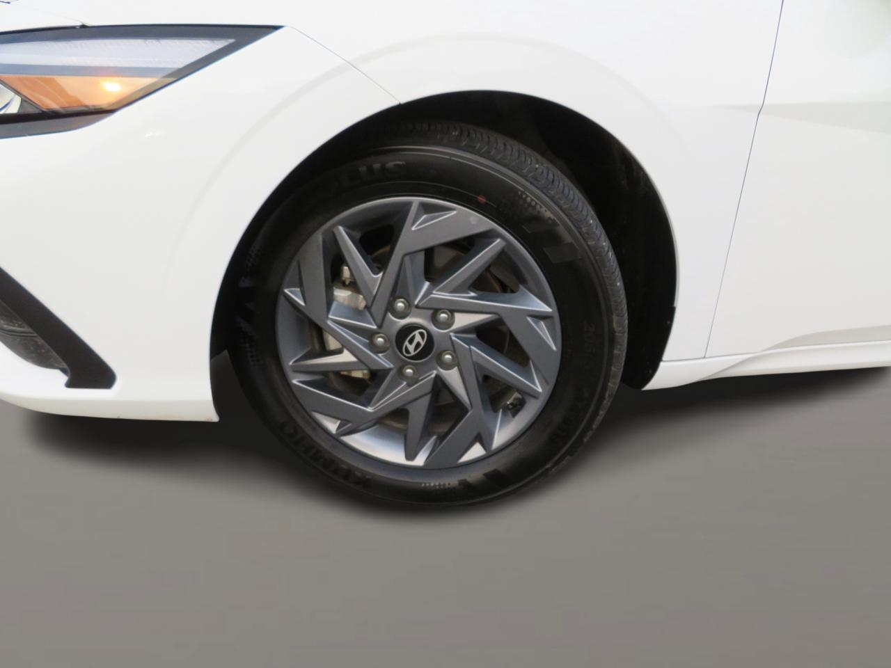 2025 Hyundai Elantra Preferred IVT Photo2