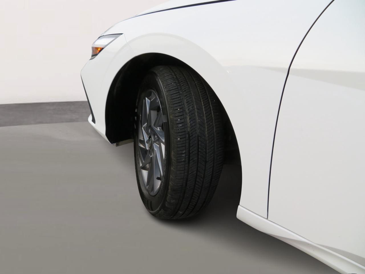 2025 Hyundai Elantra Preferred IVT Photo