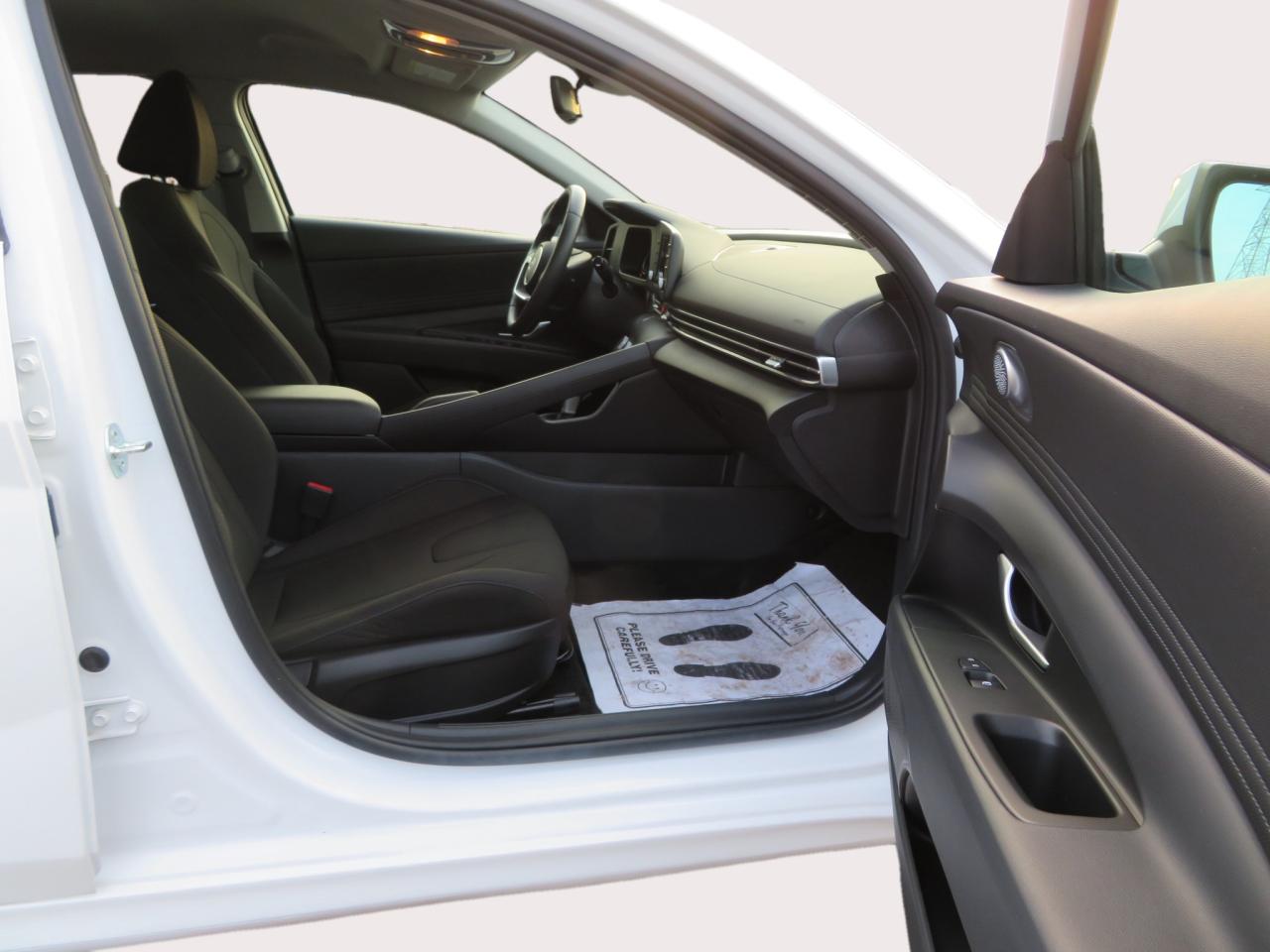 2025 Hyundai Elantra Preferred IVT Photo