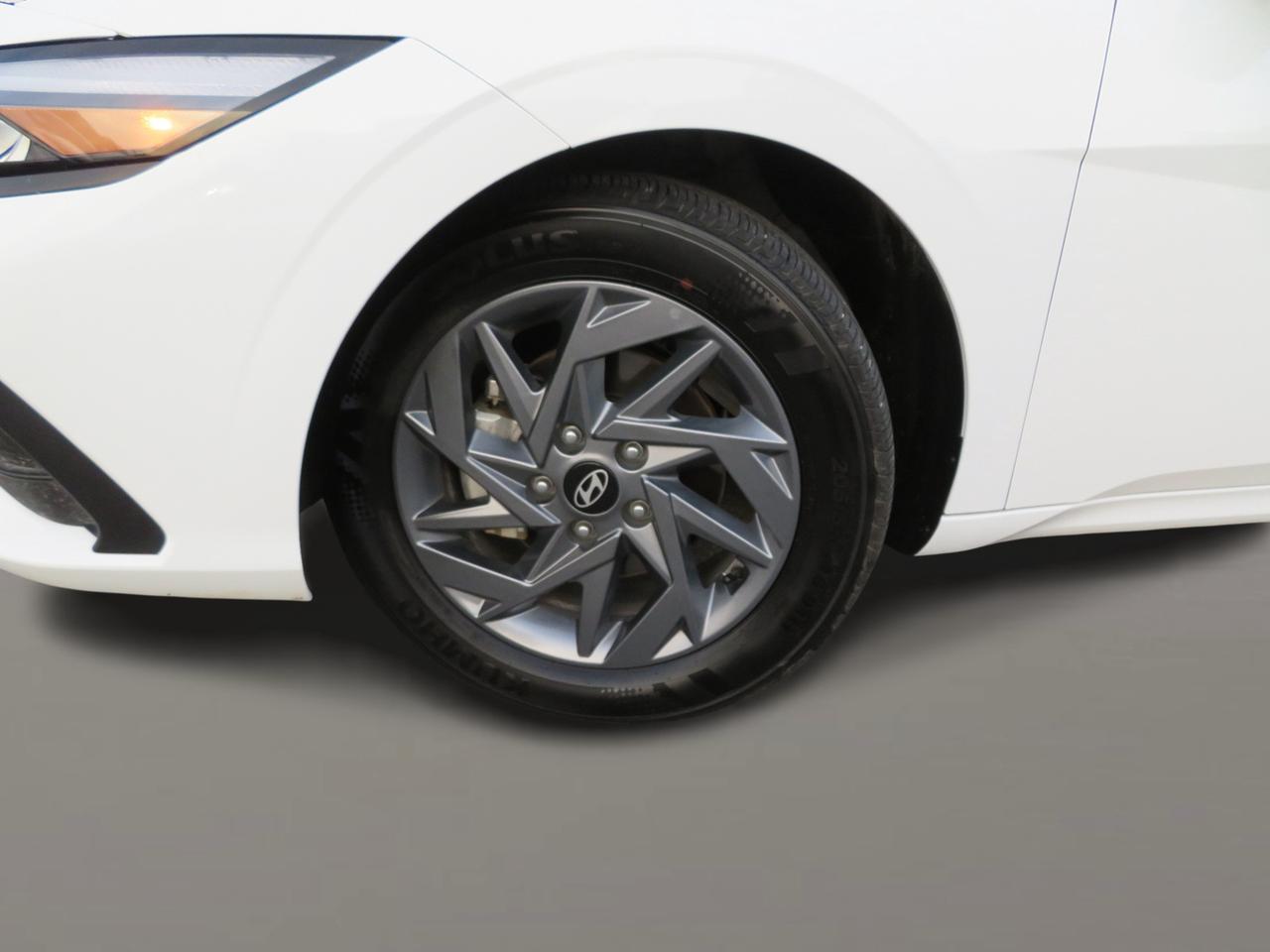 2025 Hyundai Elantra Preferred IVT Photo