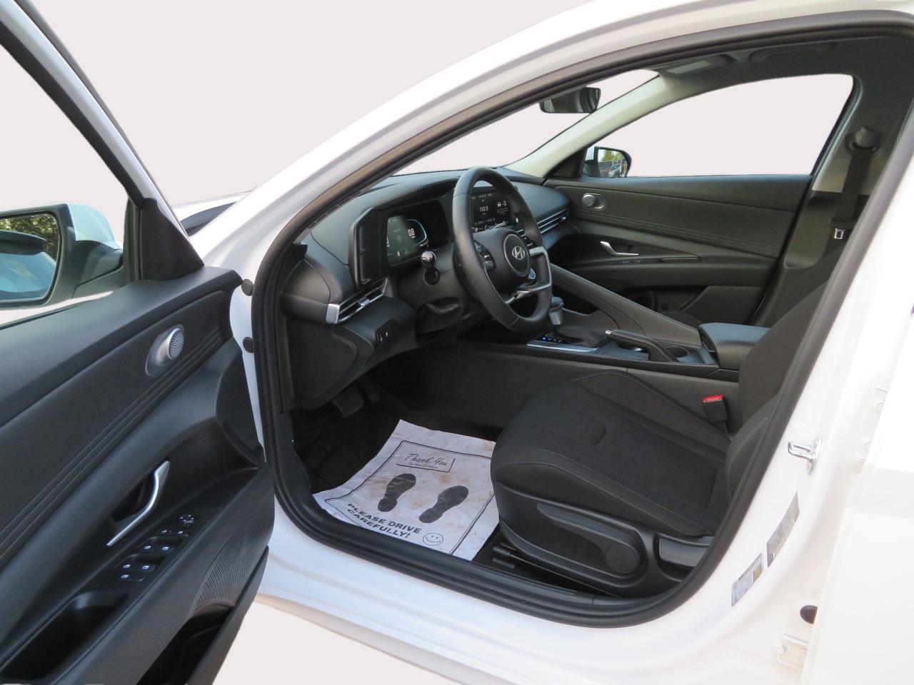 2025 Hyundai Elantra Preferred IVT Photo