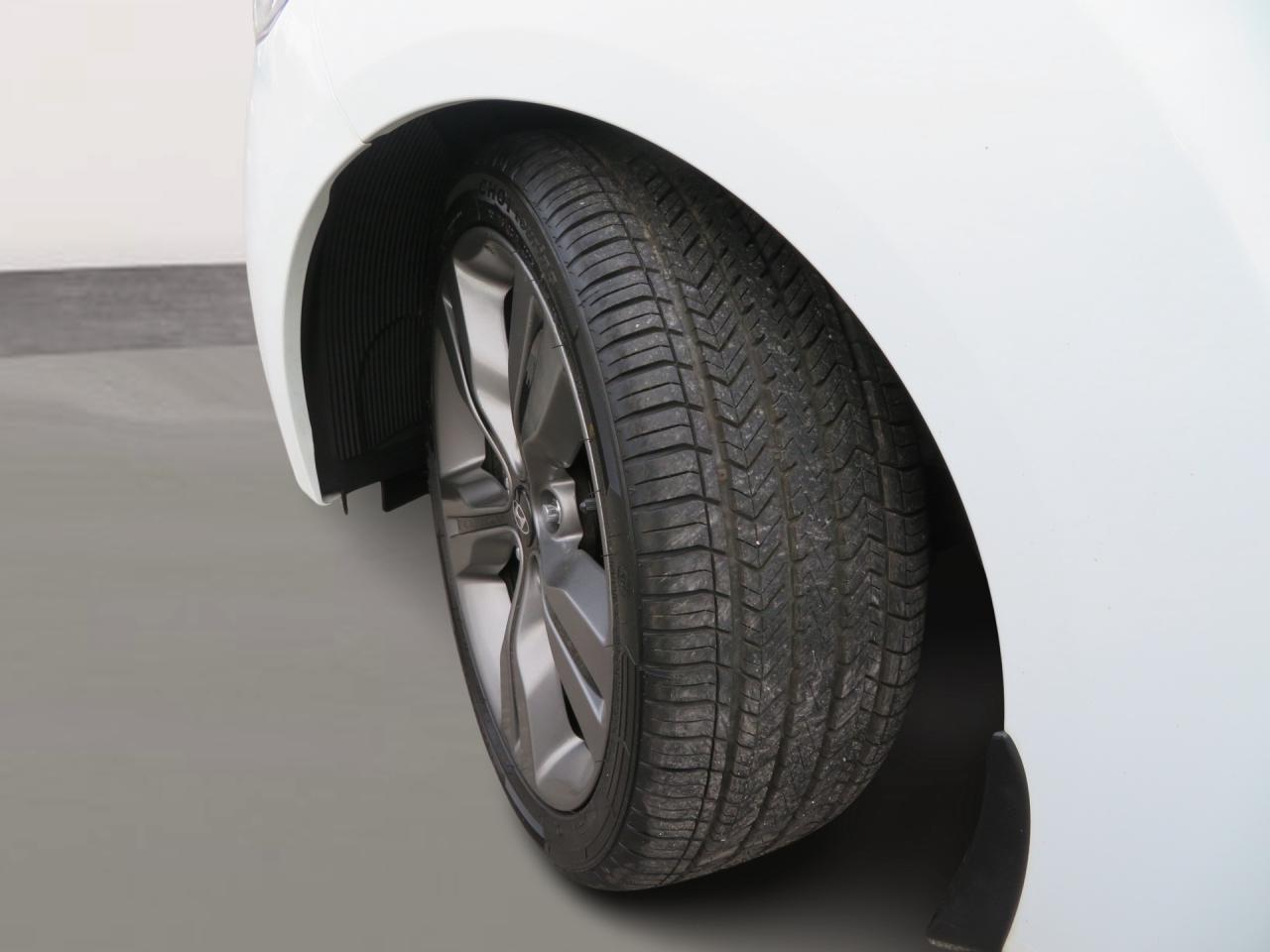 2015 Hyundai Veloster 3dr Cpe Auto w/Tech Photo