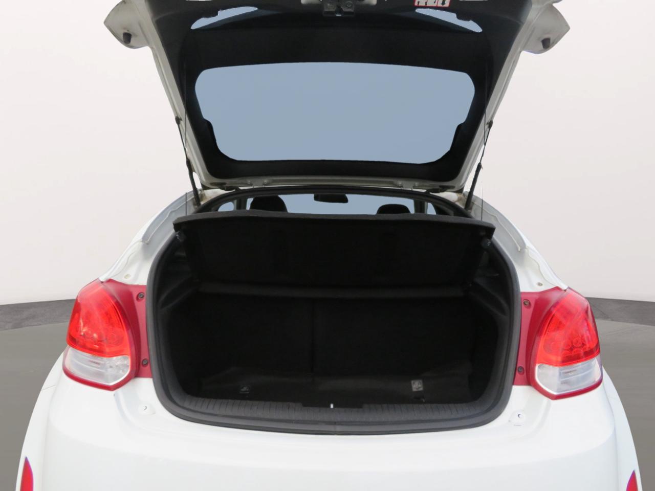 2015 Hyundai Veloster 3dr Cpe Auto w/Tech Photo