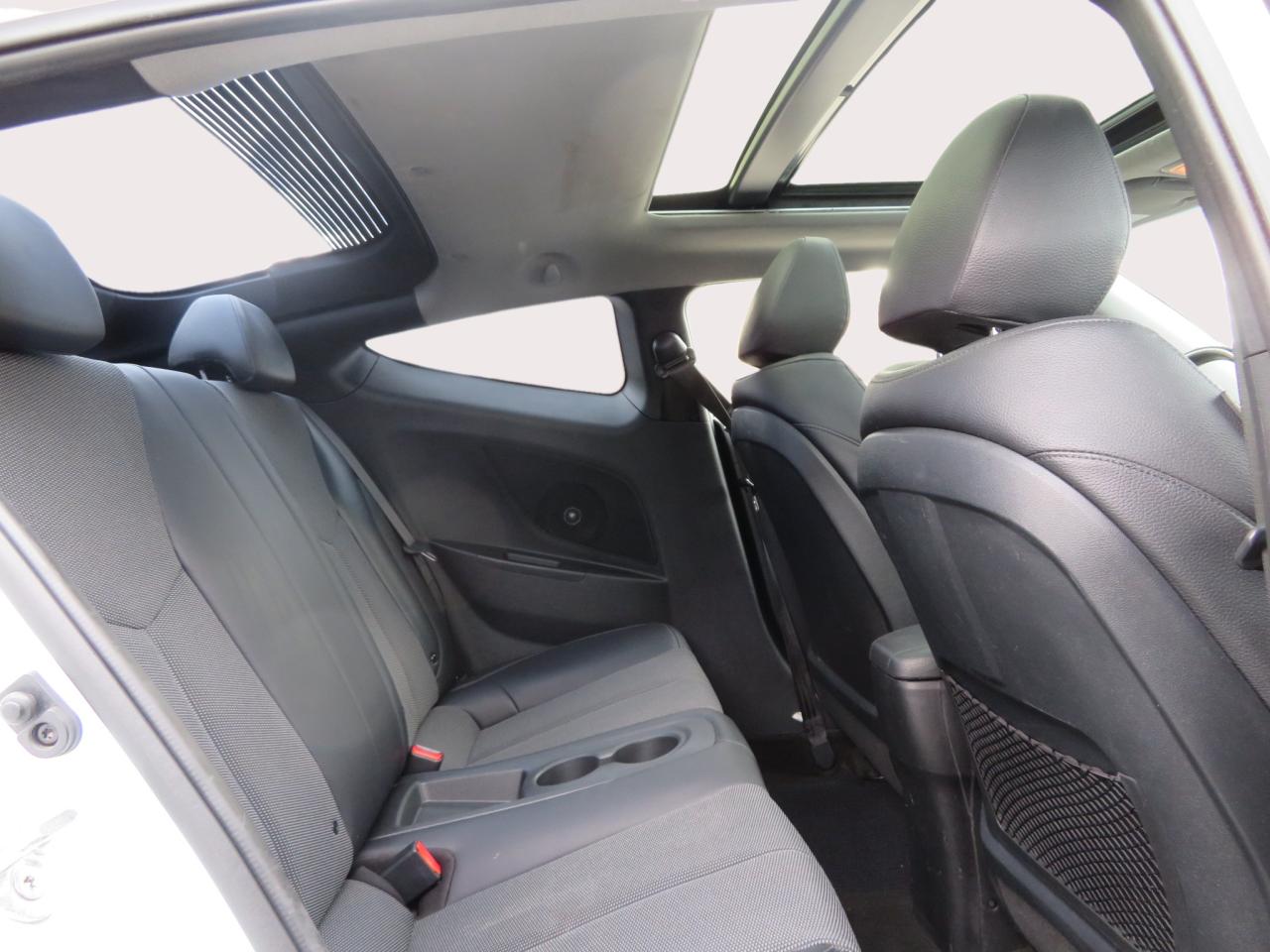 2015 Hyundai Veloster 3dr Cpe Auto w/Tech Photo