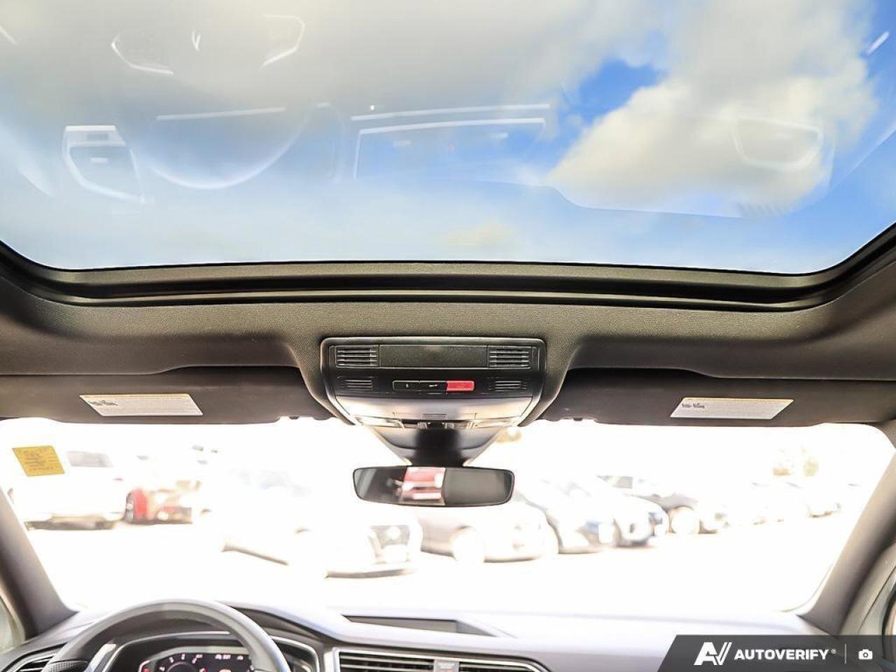 2022 Volkswagen Tiguan Highline R-LineONE-OWNER, ACCIDENT-FREE, SUNROOF, Photo