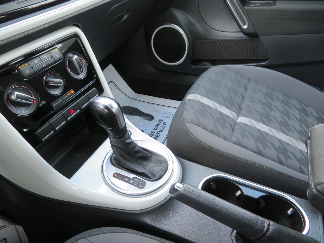 2017 Volkswagen Beetle 2dr Cpe Auto Trendline Photo