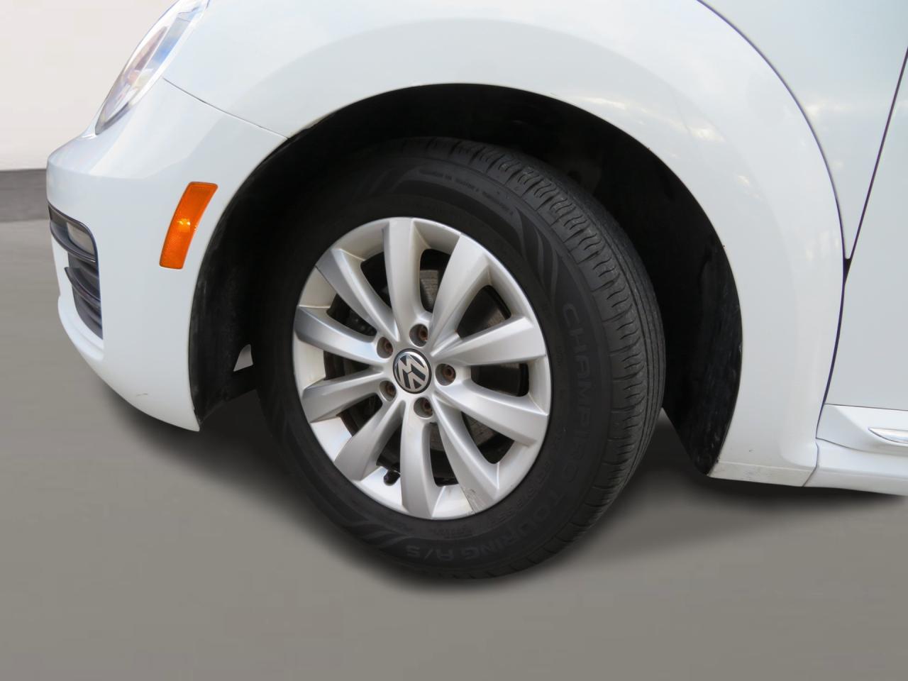 2017 Volkswagen Beetle 2dr Cpe Auto Trendline Photo2