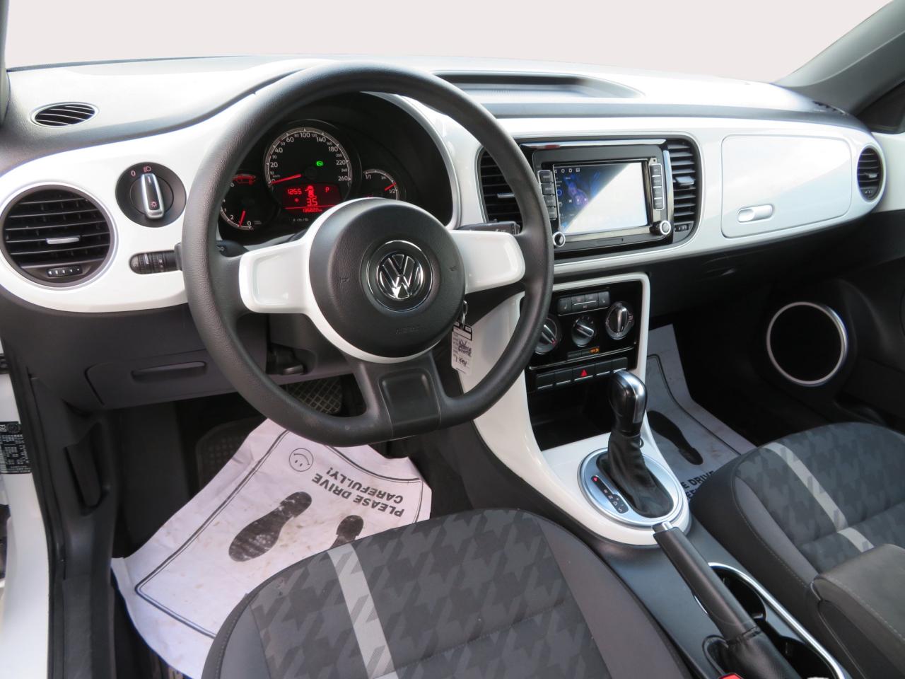 2017 Volkswagen Beetle 2dr Cpe Auto Trendline Photo