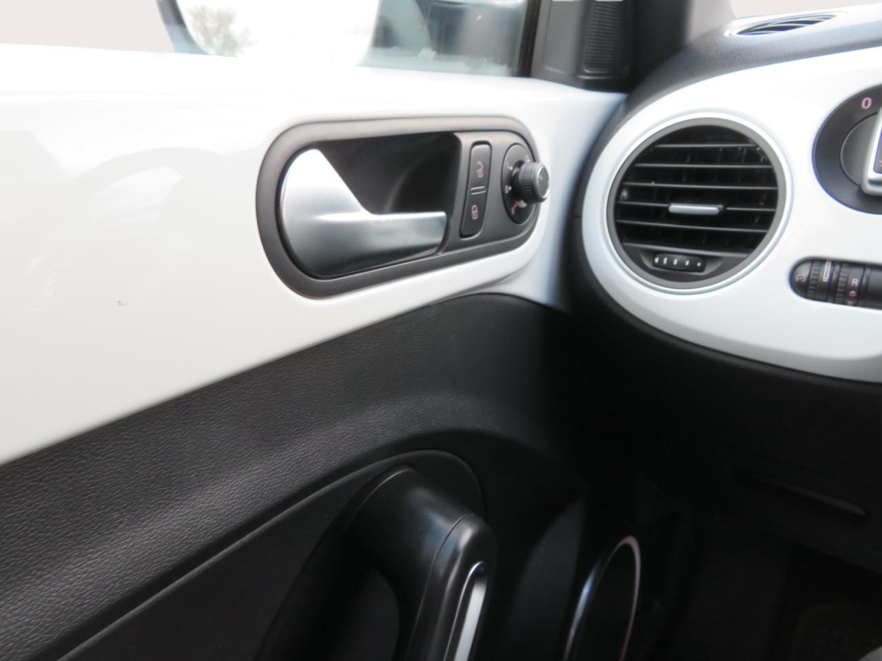 2017 Volkswagen Beetle 2dr Cpe Auto Trendline Photo