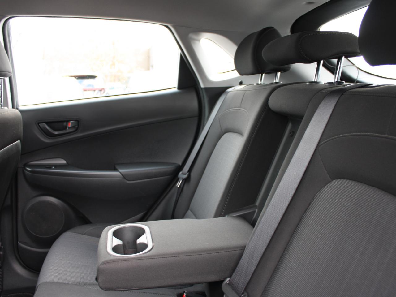 2022 Hyundai KONA Essential AWD / Heated Seats / Bluetooth / Camera Photo