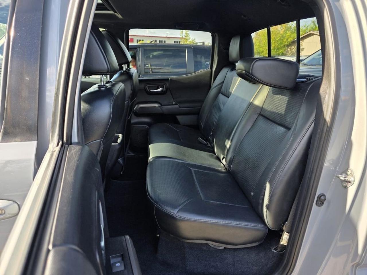 2019 Toyota Tacoma SR5 V6 4x4   TOYOTA TACOMA DOUBLE CAB/SR5/TRD SPOR Photo