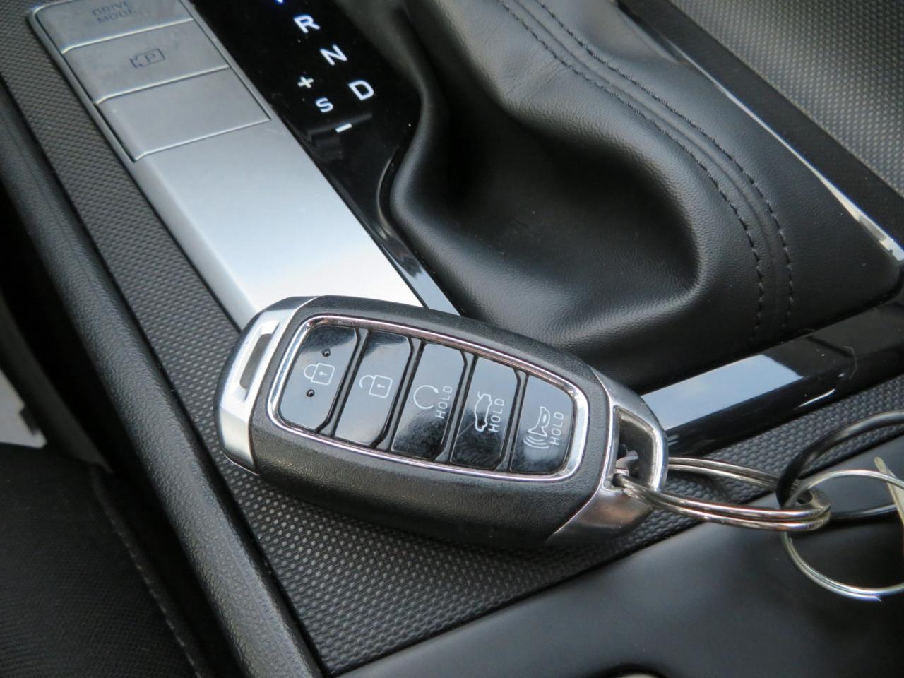 2022 Hyundai Elantra Preferred IVT w/Sun & Tech Package Photo