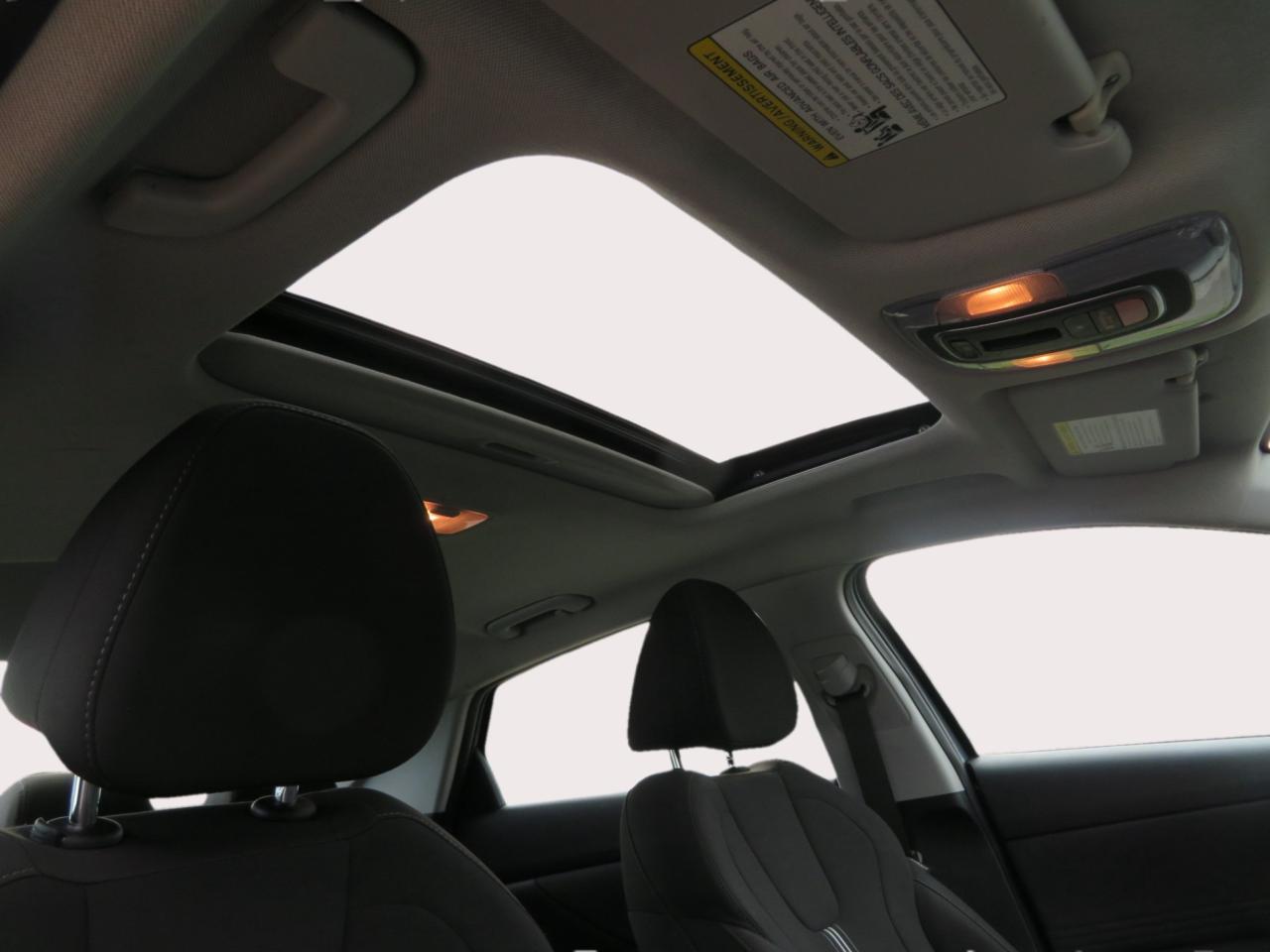 2022 Hyundai Elantra Preferred IVT w/Sun & Tech Package Photo