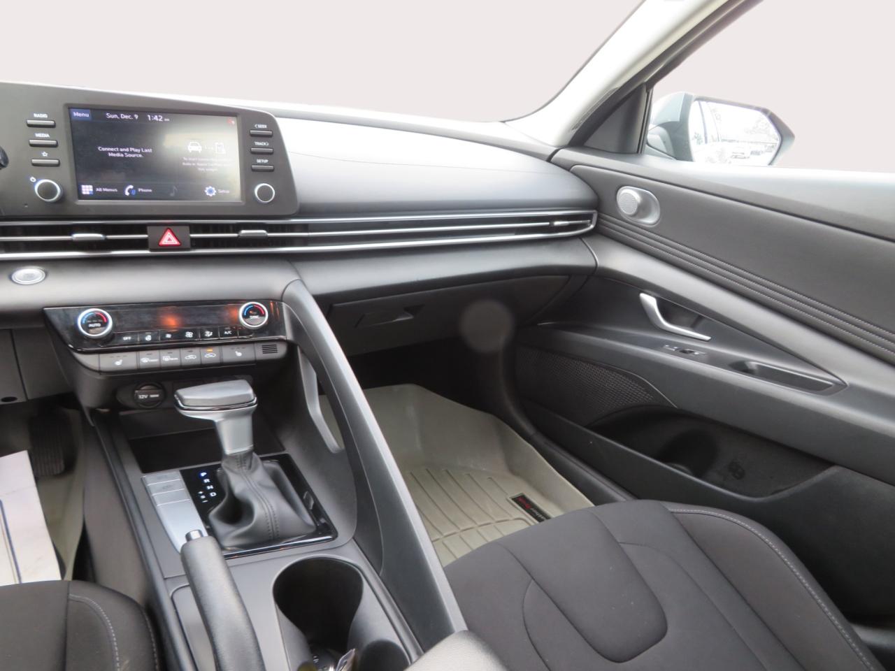 2022 Hyundai Elantra Preferred IVT w/Sun & Tech Package Photo