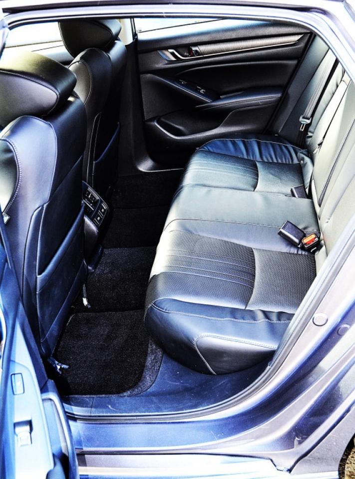 2018 Honda Accord Sedan Touring CVT Photo