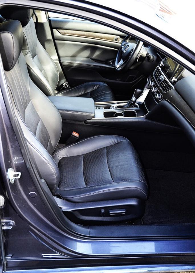 2018 Honda Accord Sedan Touring CVT Photo