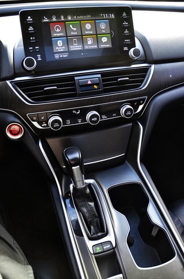 2018 Honda Accord Sedan Touring CVT Photo