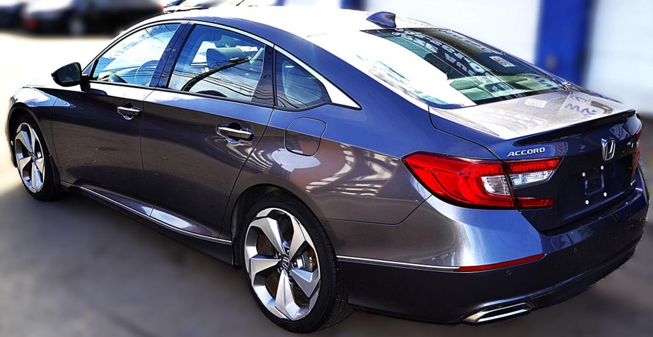 2018 Honda Accord Sedan Touring CVT Photo2