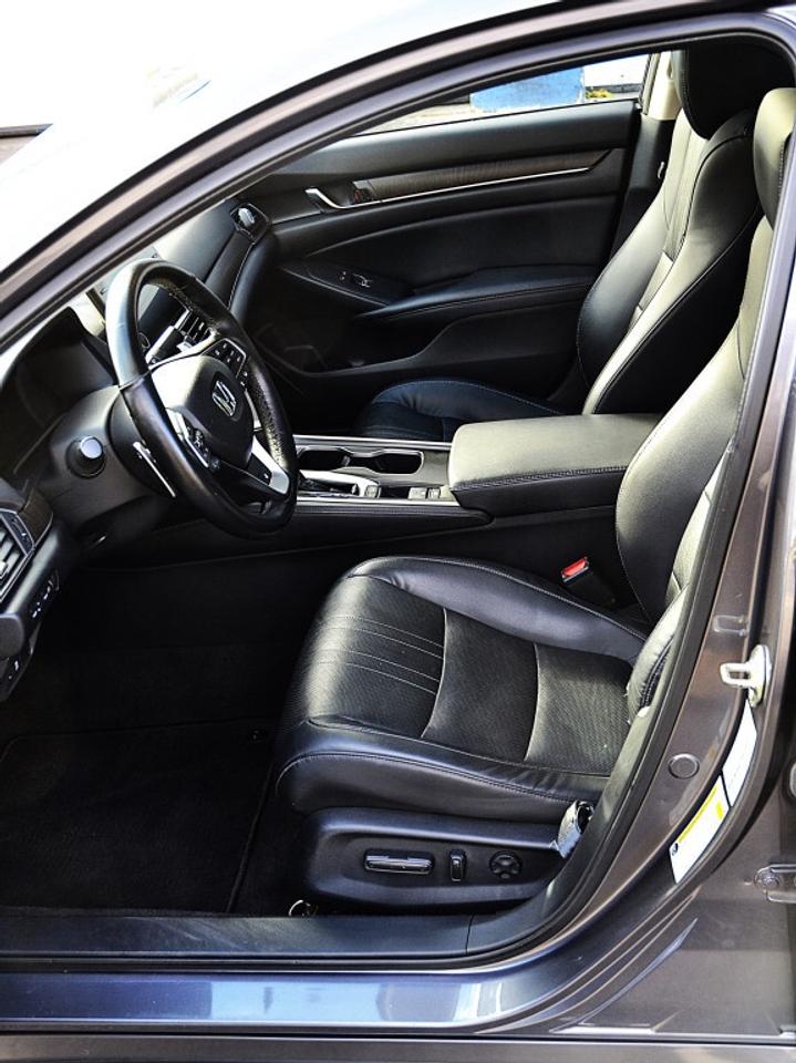 2018 Honda Accord Sedan Touring CVT Photo