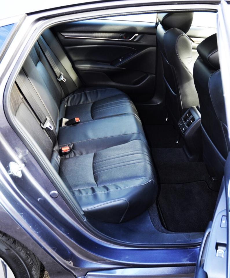 2018 Honda Accord Sedan Touring CVT Photo