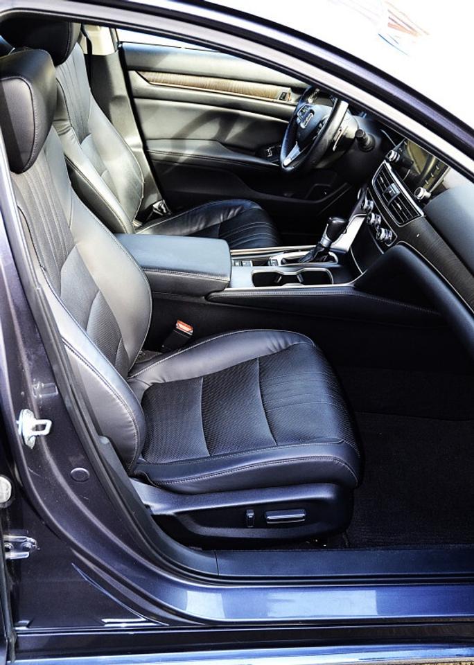 2018 Honda Accord Sedan Touring CVT Photo